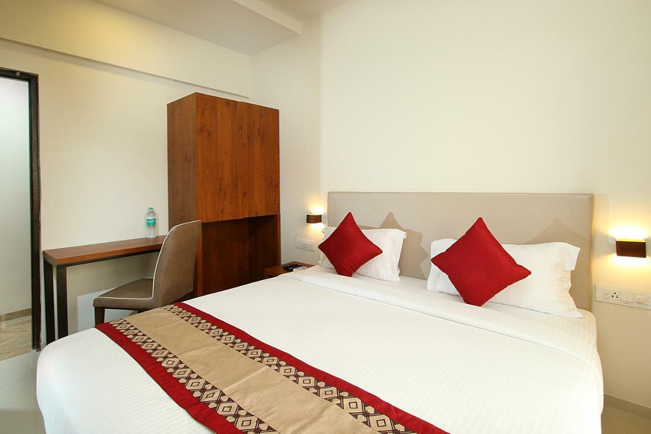 Mumbai House Luxury Apartments Santacruz East, Mumbai Exterior foto